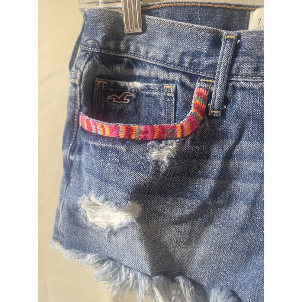 Hollister Juniors' Sz 7/28 W Distressed Denim Short-Shorts Embroiderd Pockets - Picture 2 of 4